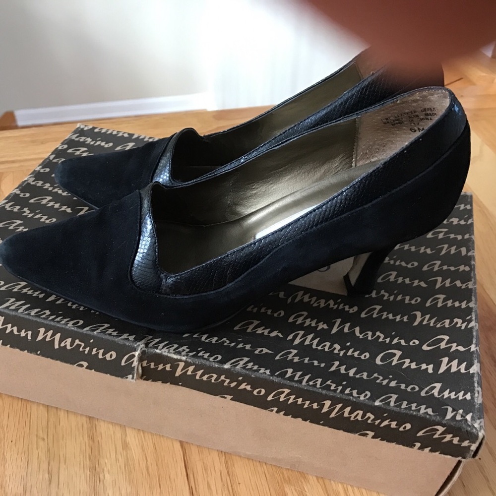 Ann Marino suede pumps with leather trim sz 6